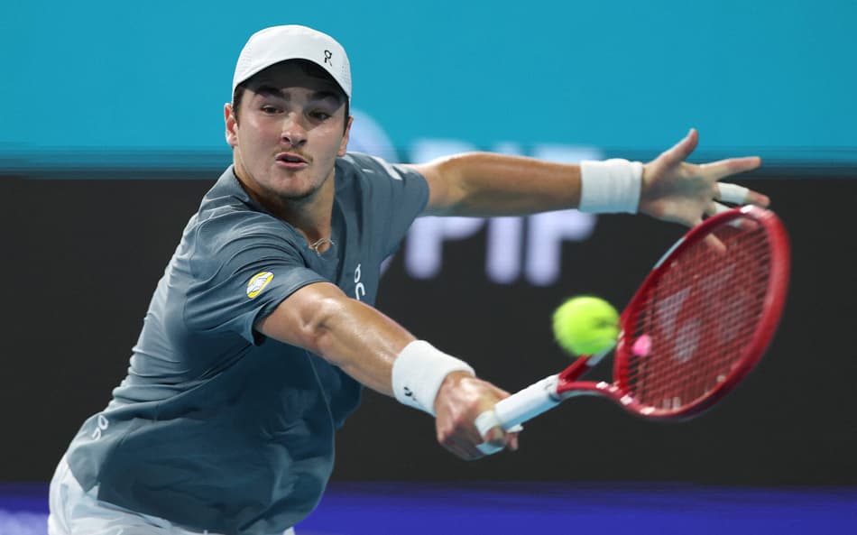João Fonseca durante partida contra o número 1 do mundo, Carlos Alcaraz, no Masters 1000 de Miami 2026 (Foto: Al Bello/Getty Images via AFP)