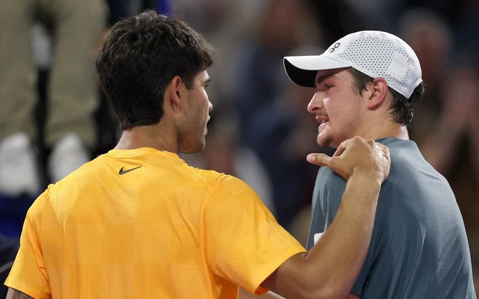 Carlos Alcaraz abraça João Fonseca após a vitória em Miami (Foto: Matthew Stockman/AFP )