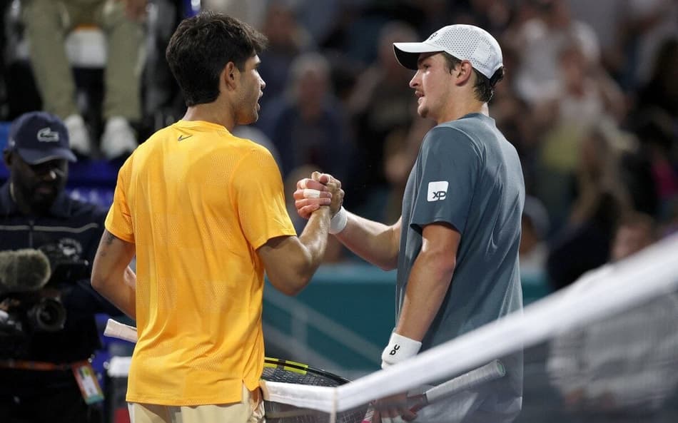 Carlos Alcaraz abraça João Fonseca após a vitória em Miami (Foto: Matthew Stockman/AFP )