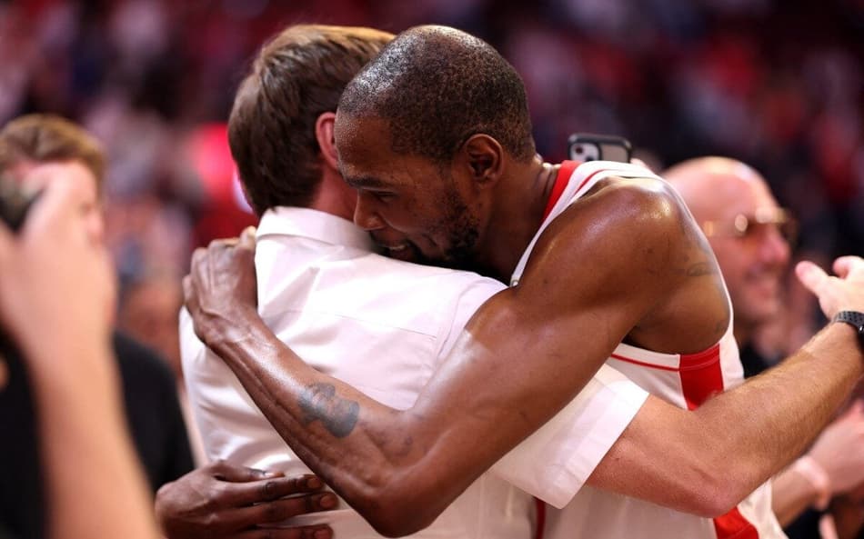 Kevin Durant comemora marca histórica na NBA em vitória do Houston Rockets (Foto: Kenneth Richmond/AFP)