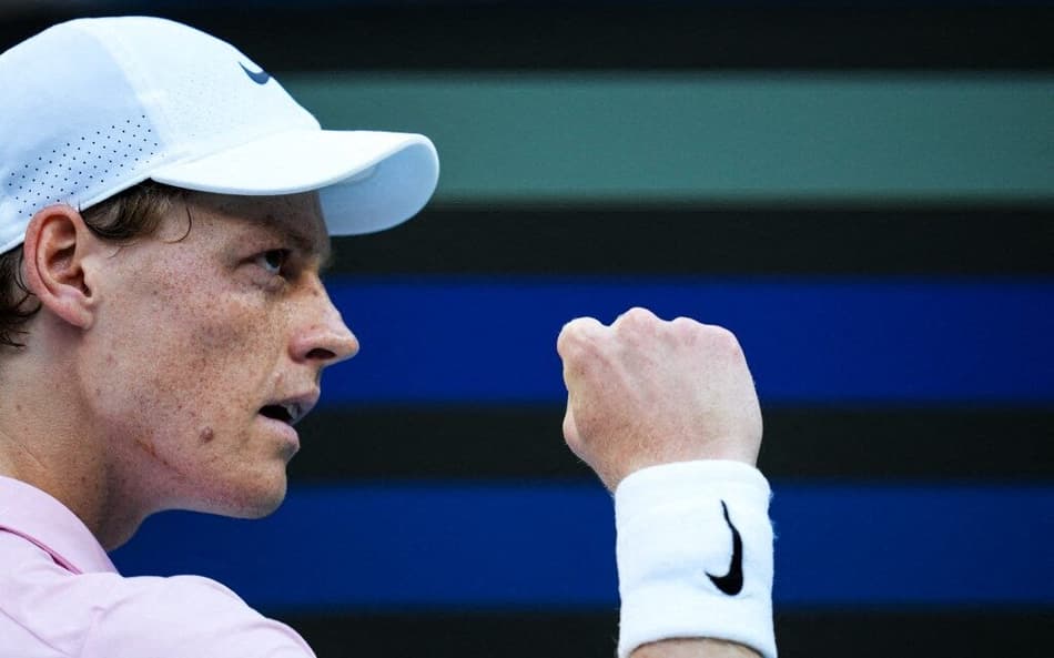 O italiano Jannik Sinner comemora ponto na vitória sobre o americano Alex Michelsen