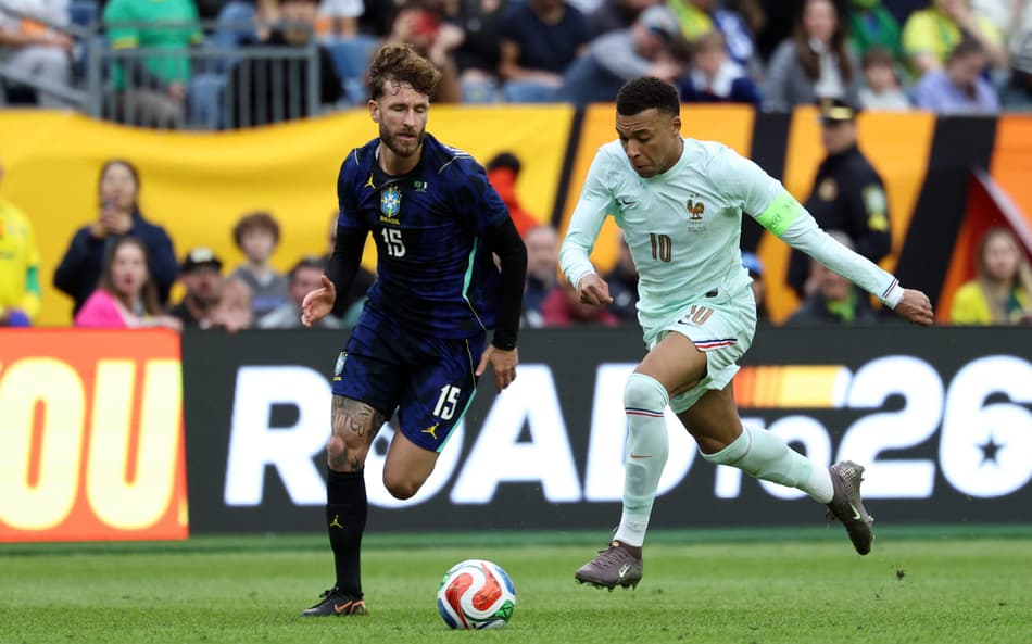 Léo Pereira x ,Mbappé