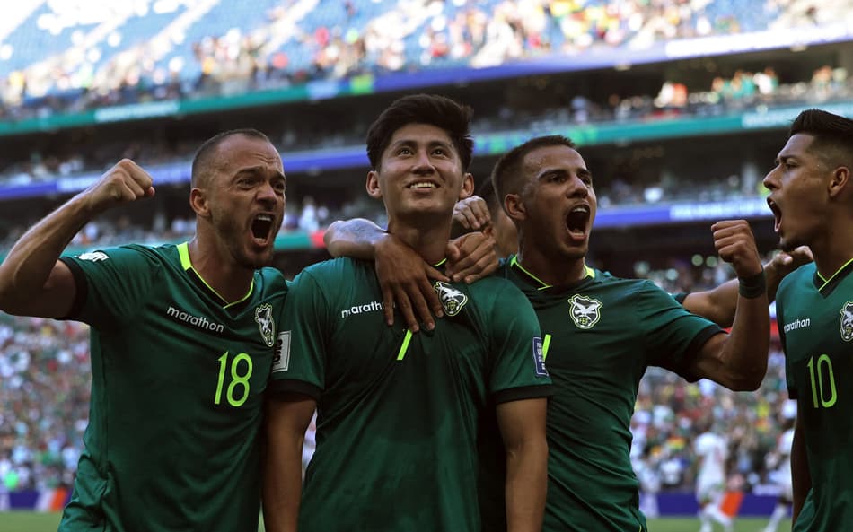 Jogadores da Bolívia comemoram vitória em busca da Copa do Mundo (Foto: Julio Cesar AGUILAR / AFP)