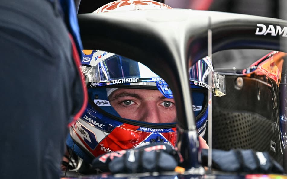 Max Verstappen em preparação para o Treino Livre 1, no GP do Japão 2026 (Foto: Philip Fong/AFP)