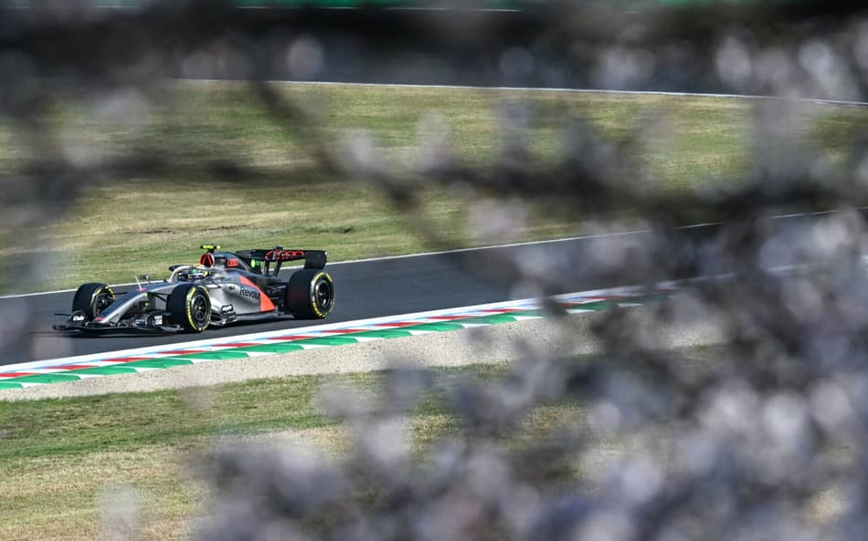Gabriel Bortoleto recuperando suas voltas no Treino Livre 2 no GP do Japão 2026 (Foto: Andrew Caballero-Reynolds/AFP)