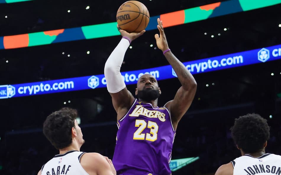 eBron James, do Los Angeles Lakers, arremessa sobre Ben Saraf, do Brooklyn Nets, na Crypto.com Arena. (Foto: Kevin terrell/getty images north america/getty images via afp)