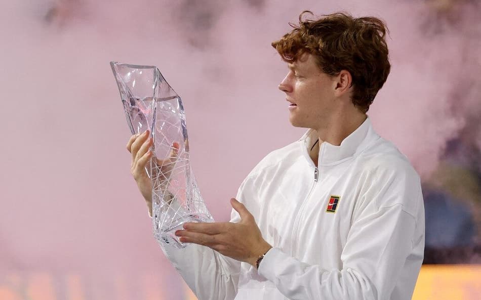 O italiano Jannik Sinner com o troféu do Masters 1000 de Miami (Foto: Matthew Stockman/AFP)