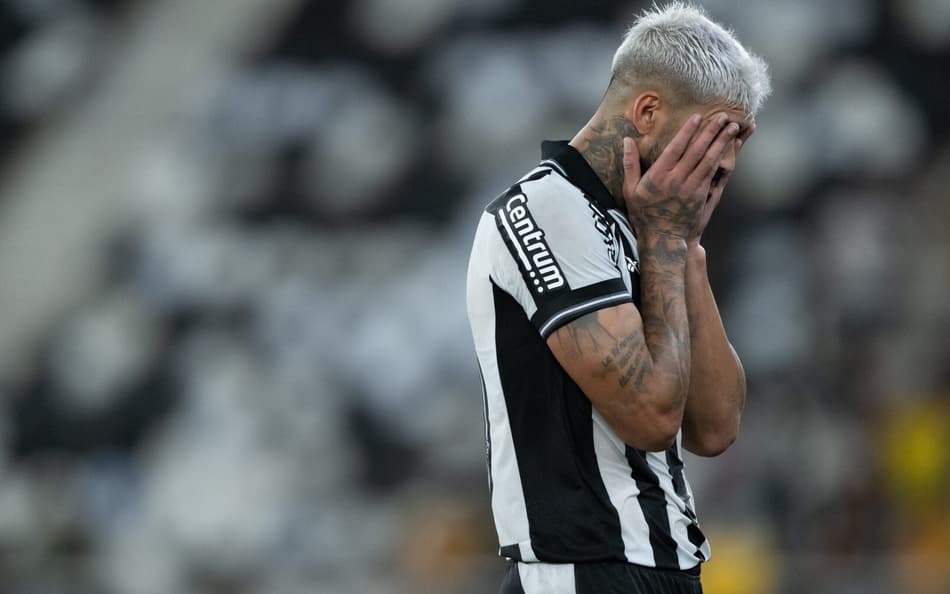 Barboza deixa Botafogo com um a menos no segundo tempo inteiro (Foto: Jorge Rodrigues/AGIF)