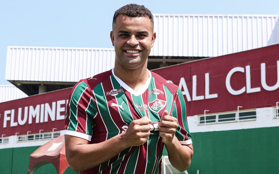 Alisson com a camisa do Fluminense (Foto: Marcelo Gonçalves/ Fluminense FC)
