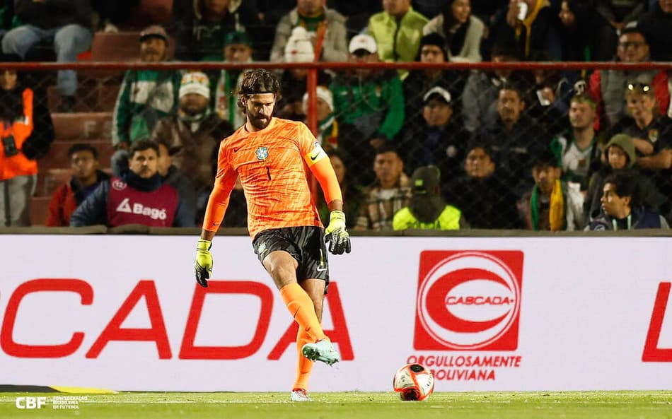 Alisson em ação pela Seleção Brasileira de Ancelotti contra a Bolívia