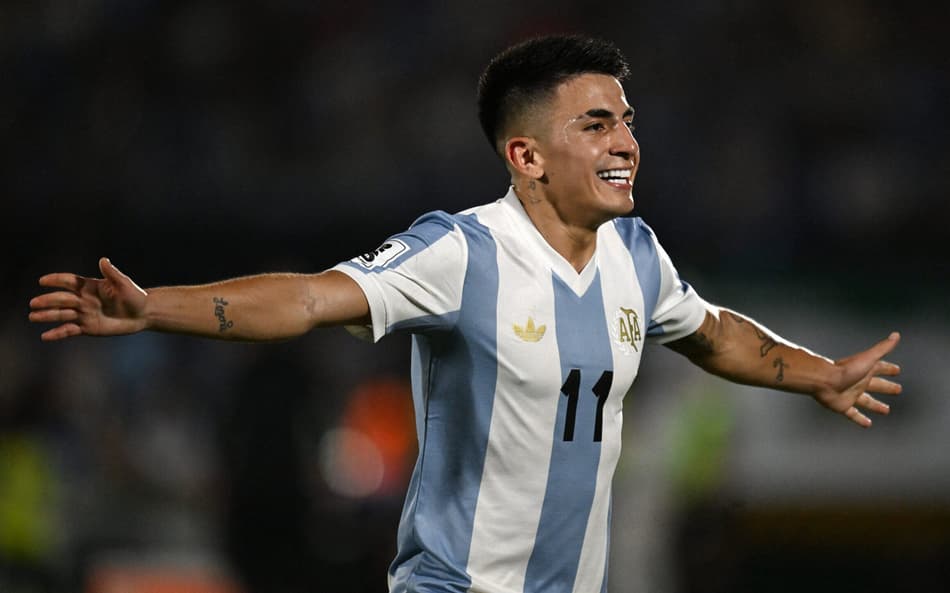 Thiago Almada comemora em Uruguai x Argentina. (foto: Eitan ABRAMOVICH / AFP)