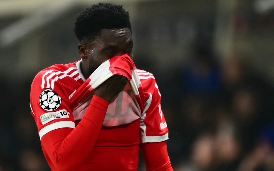 Alphonso Davies deixa jogo do Bayern chorando e preocupa para Copa do Mundo
