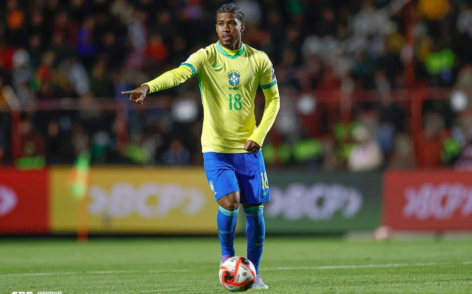 Andrey Santos em ação pela a Seleção Brasileira contra a Bolívia, nas Eliminatórias