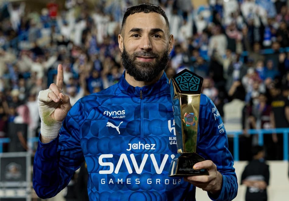 Benzema com prêmio de melhor jogador da partida pelo Al-Hilal