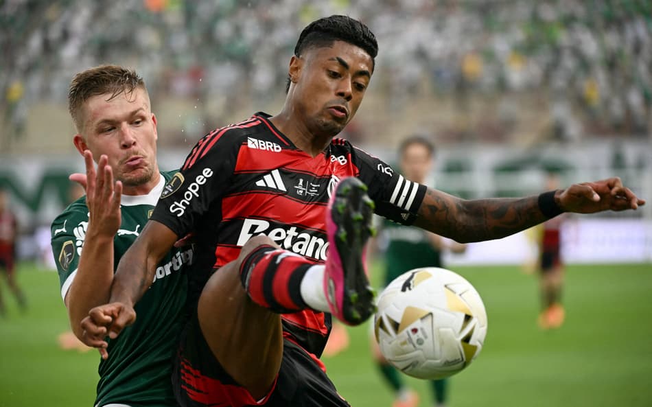 Bruno Henrique disputa bola com Bruno Fuchs, na final entre Flamengo e Palmeiras (Foto: Luis Acosta/AFP)