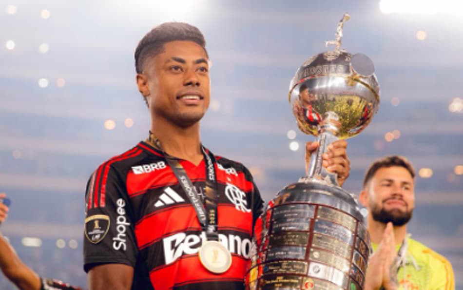 Bruno Henrique com o troféu da Libertadores