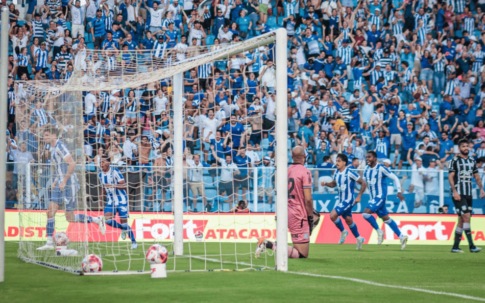 Jogadores do Avaí comemora gol contra o Figueirense (Foto: Lucas Rhamon/Avaí)