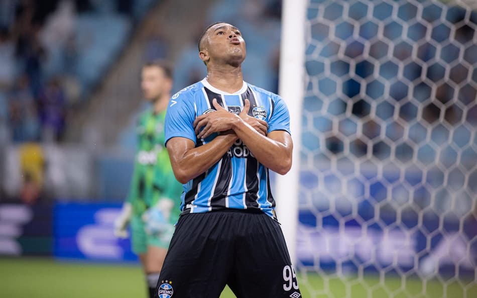 Carlos Vinícius cruza os braços em comemoração de um de seus três gols contra o Botafogo (Foto: Maxi Franzoi / Agif / Gazeta Press)