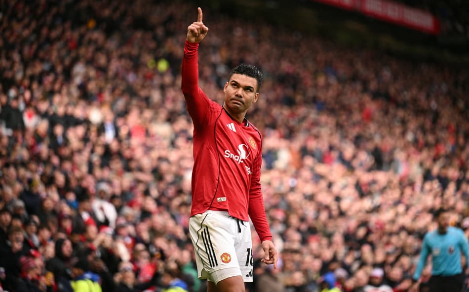 Casemiro comemora gol do Manchester United sobre o Aston Villa, pela Premier League