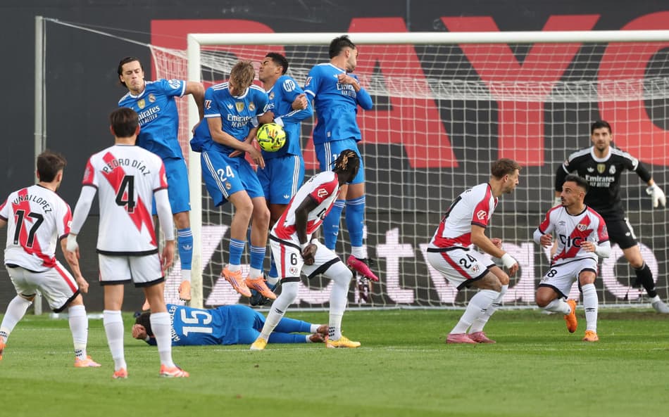 Chute na barreira do Rayo Vallecano no duelo contra o Real Madrid