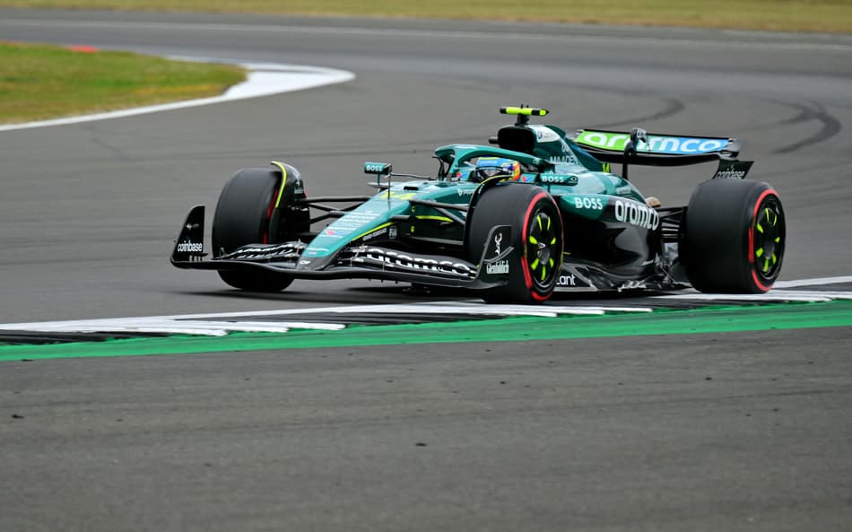 Espanhol Fernando Alonso, da Aston Martin, no treino classificatório para o GP da Inglaterra (foto: Andrej ISAKOVIC / AFP)