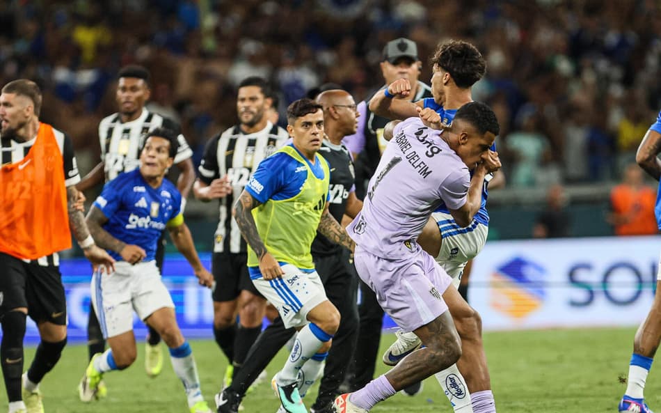 Confusao entre jogadores do Cruzeiro e Atletico MG, durante jogo da final do Campeonato Mineiro