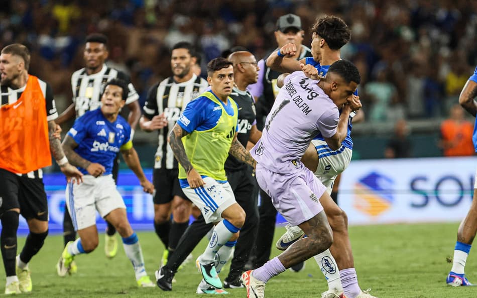 Confusao entre jogadores do Cruzeiro e Atletico MG, durante jogo da final do Campeonato Mineiro
