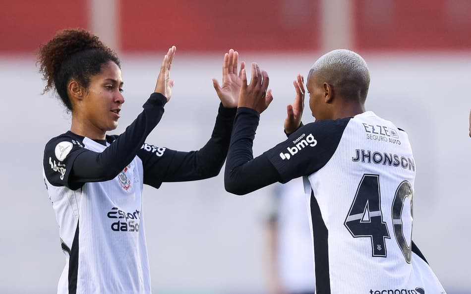 Gi Fernandes e Jhonson, do Corinthians, comemoram gol na Libertadores Feminina (Foto: Staff Images Woman/Conmebol)