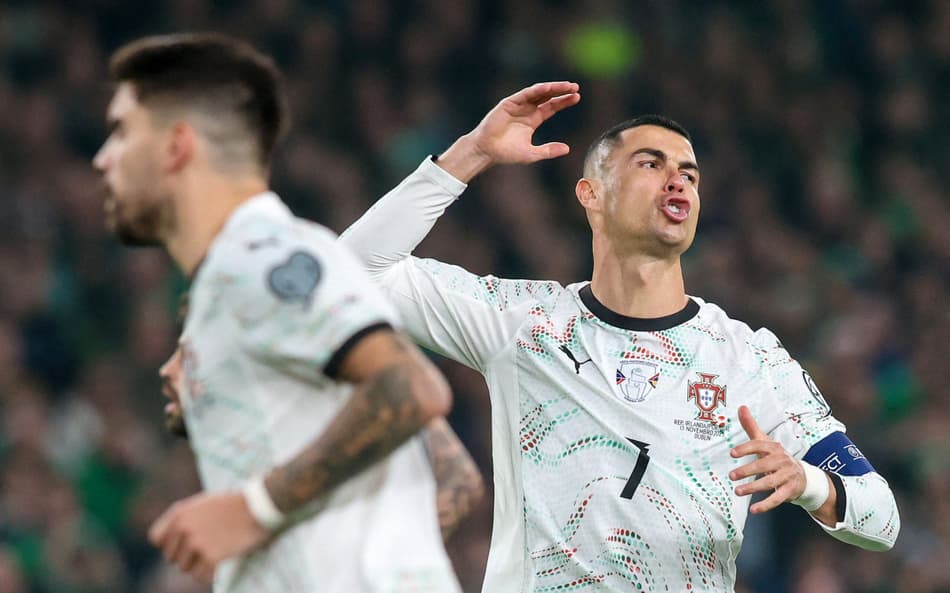 Cristiano Ronaldo reage durante jogo entre Portugal e Irlanda, pelas Eliminatórias da Europa