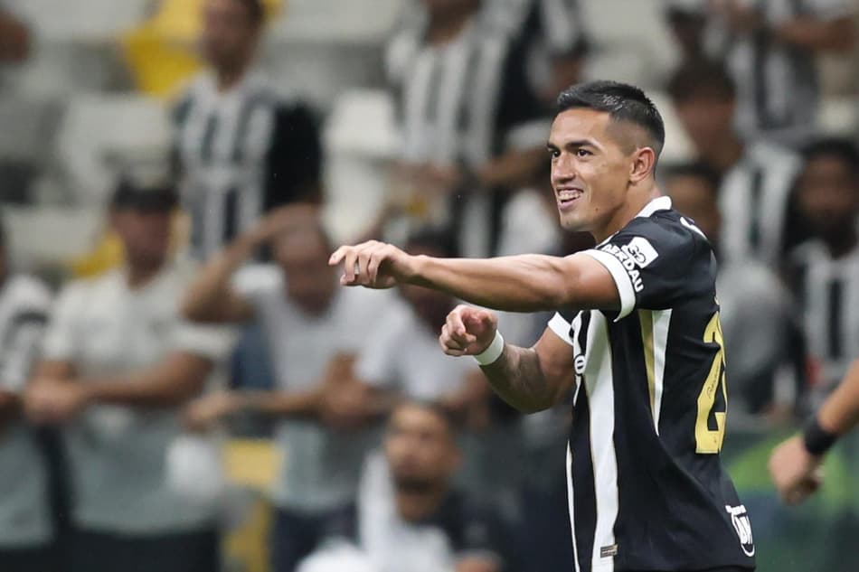 Cuello comemora seu gol no jogo do Atlético-MG contra o Internacional pelo Brasileirão