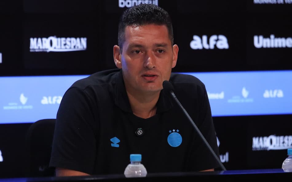 Cyro Leães em coletiva de imprensa do Grêmio, antes do GreNal pelo Gauchão Feminino