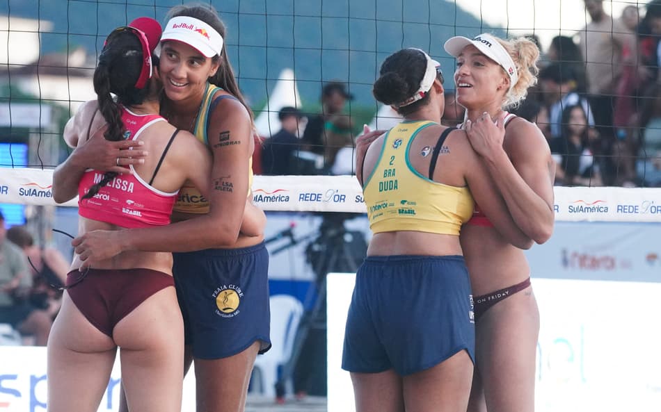 Duda e Ana Patrícia cumprimentam Melissa e Brandie antes de revanche da final de Paris 2024 no Areia Games (Foto: Maurício Val)