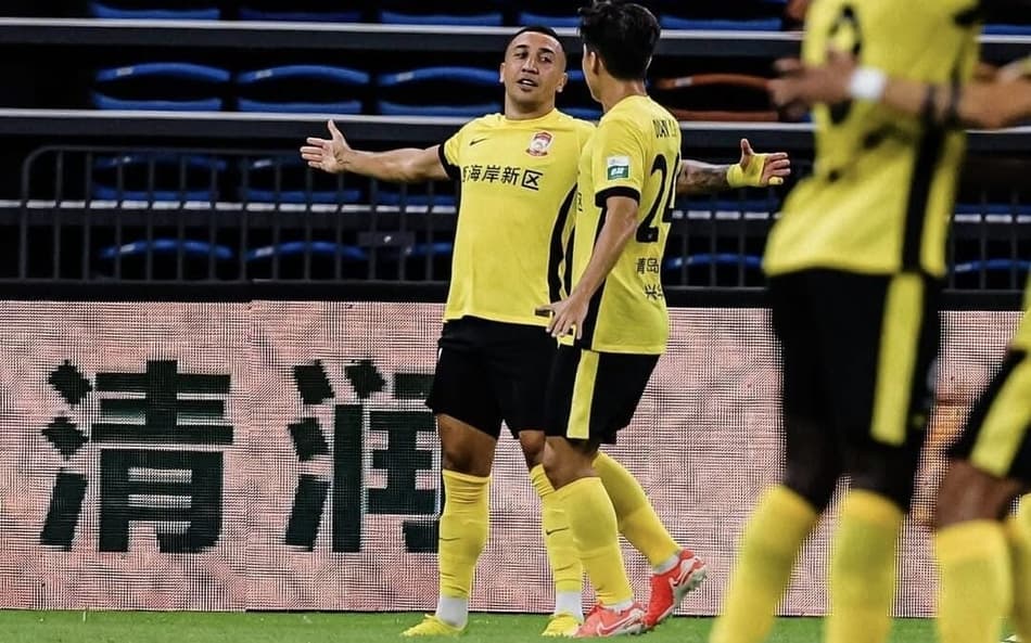 Davidson comemora gol do Qingdao West Coast sobre o Shenzen, pela Superliga Chinesa