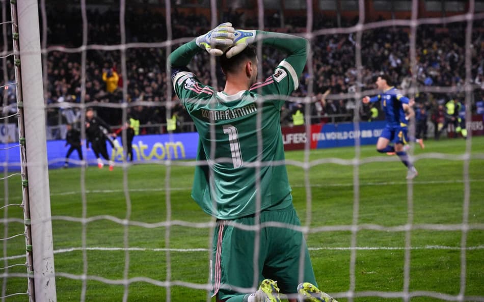 Donnarumma coloca as mãos na cabeça após derrota da Itália para a Bósnia nos pênaltis