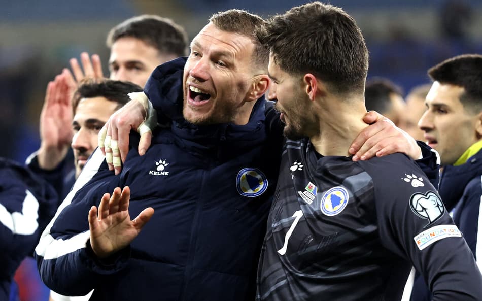 Dzeko comemora vitória da Bósnia sobre País de Gales em busca de vaga na Copa do Mundo
