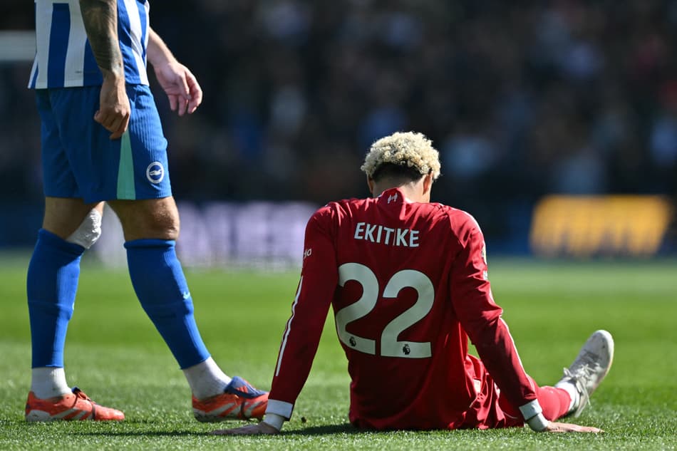 Ekitiké no chão após lesão no duelo entre Brighton x Liverpool (Foto: Glyn Kirk/AFP)