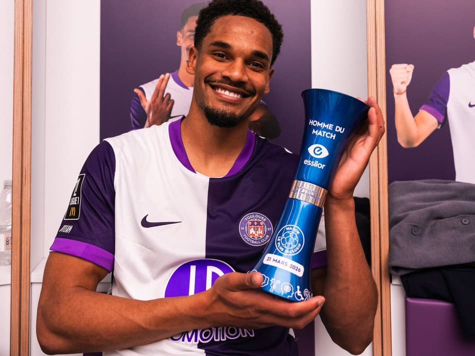 Emersonn com prêmio de melhor jogador da partida entre Toulouse e Lorient