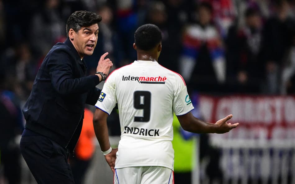 Endrick conversa com Paulo Fonseca em Lyon x Lens, pela Copa da França