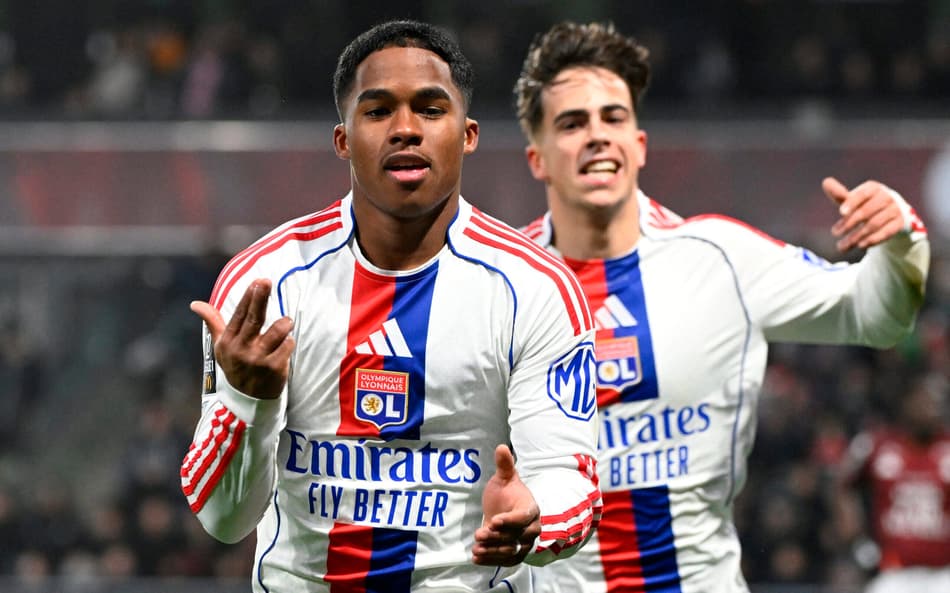 Endrick põe a partida no bolso, faz três gols e Lyon goleia o Metz por 5 a 2 na Ligue 1