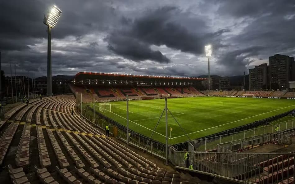 Estádio Bilino Polje, em Zenica, na Bósnia e Herzegovina (Foto: Reprodução/X)