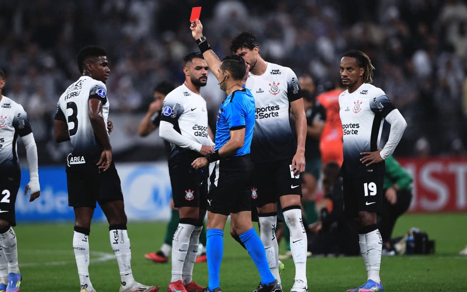 Félix Torres jogador do Corinthians recebe cartão vermelho