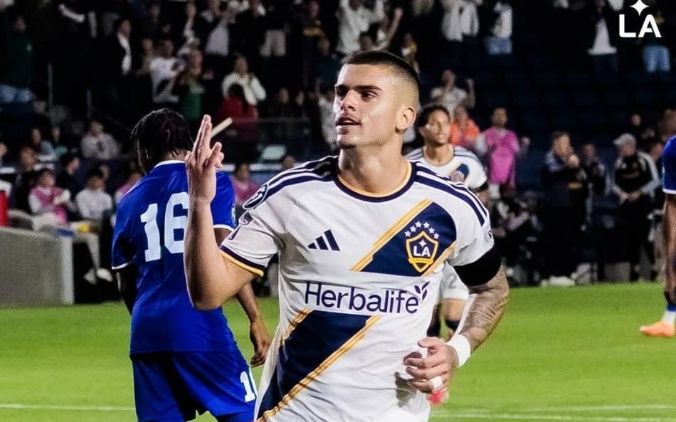 Gabriel Pec comemorando hat-trick (Foto: Divulgação/LA Galaxy)