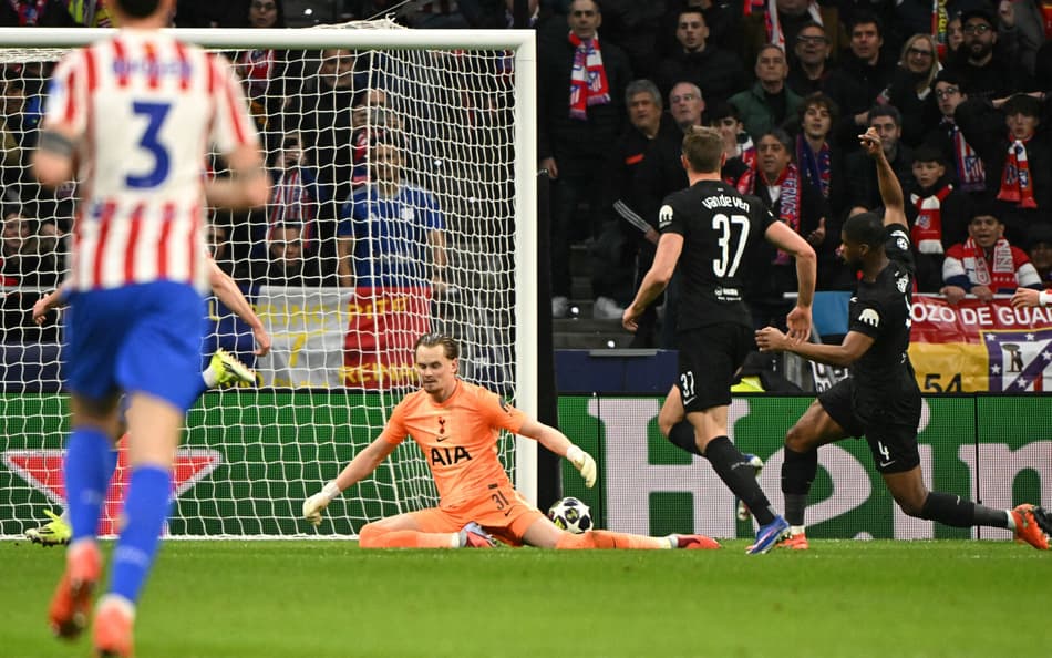 Goleiro do Tottenham, Kinský sofre gol do Atlético de Madrid, pela Champions League