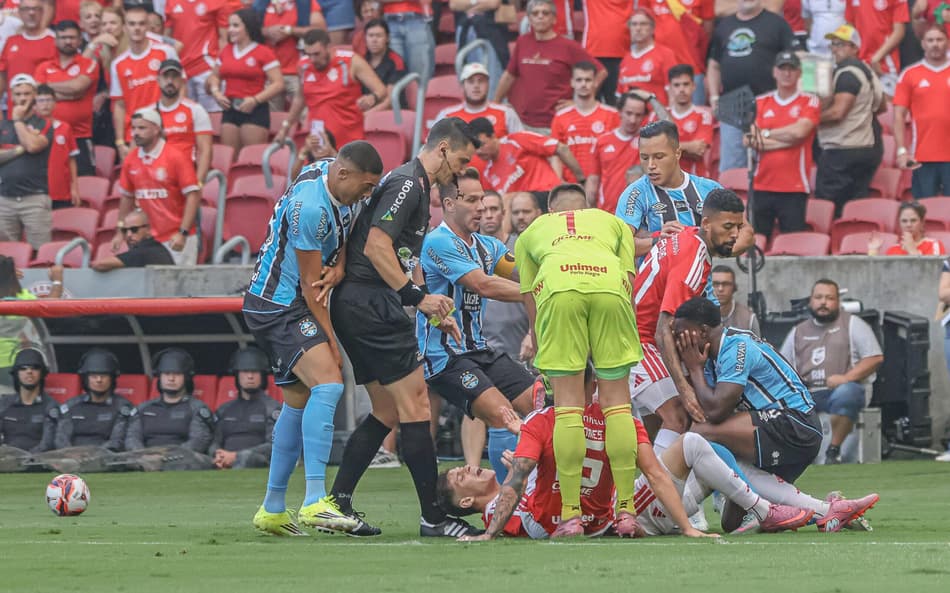 Gol perdido em Internacional x Grêmio choca torcedores: 'Não pode'
