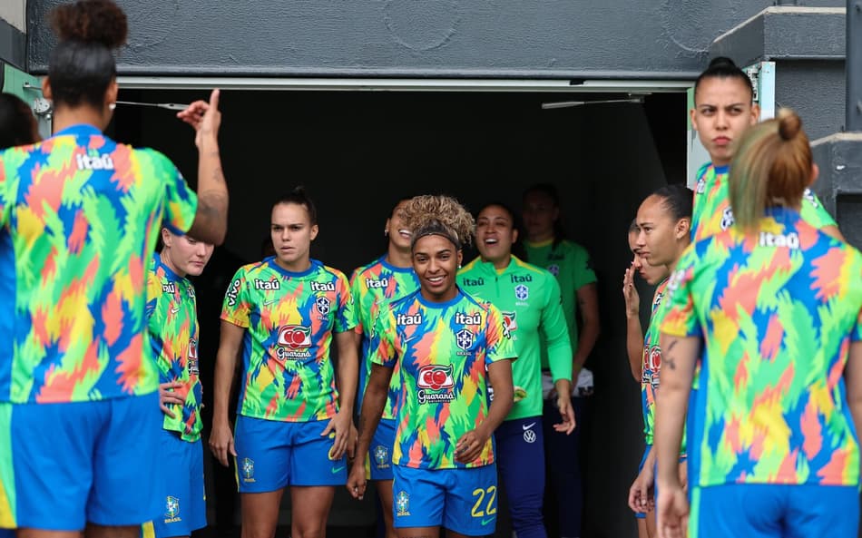 Atletas na saída do vestiário durante Brasil x Venezuela. (Foto: Lívia Villas Boas/Staff Images/CBF)