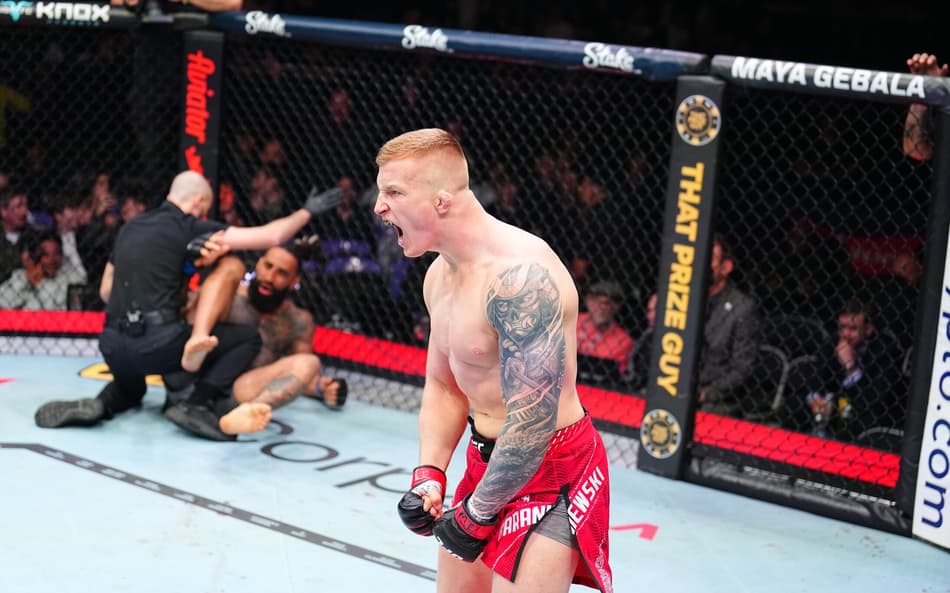 Polonês Iwo Baraniewski comemora nocaute contra o americano Austen Lane no UFC Londres