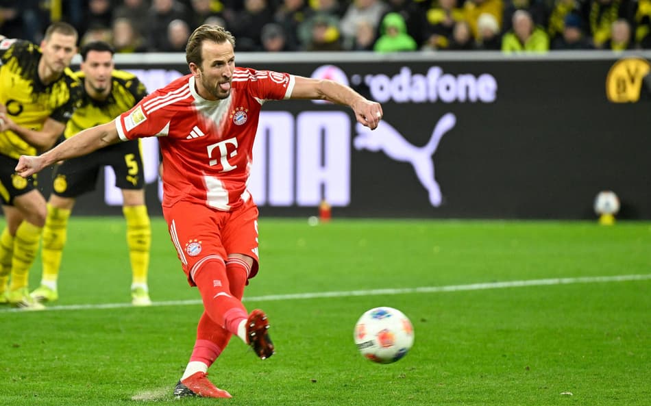 Harry Kane cobra pênalti no confronto entre Bayern e Dortmund, pela Bundesliga