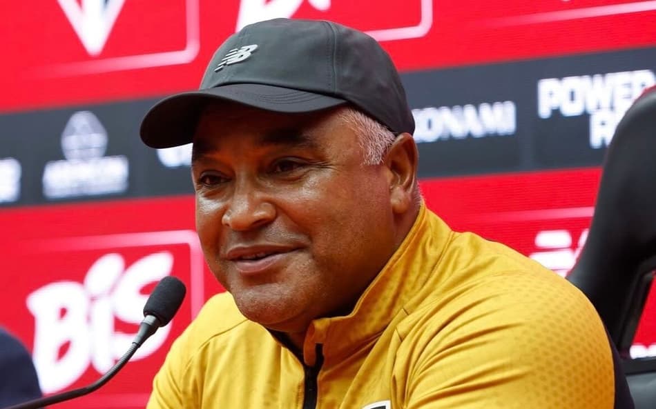 Roger Machado durante coletiva de imprensa no São Paulo