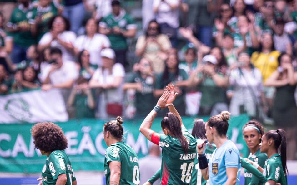 Bia Zaneratto aplaude torcida do Palmeiras no Allianz Parque. (Foto: @froesfoto)
