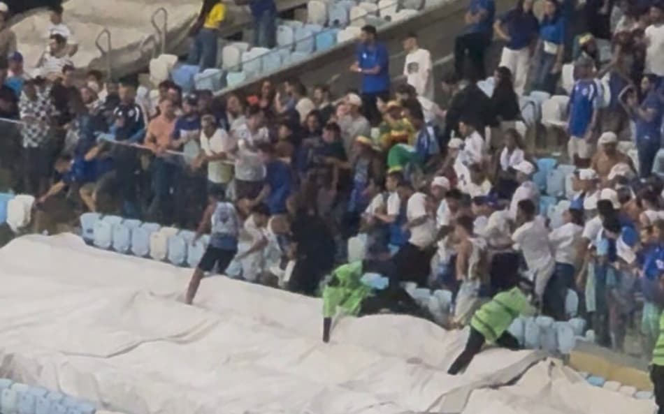 Confusão entre torcedores de Flamengo e Cruzeiro no Maracanã (Foto: Lucas Bayer/Lance!)